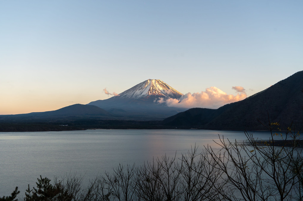 本栖湖畔から見る富士山