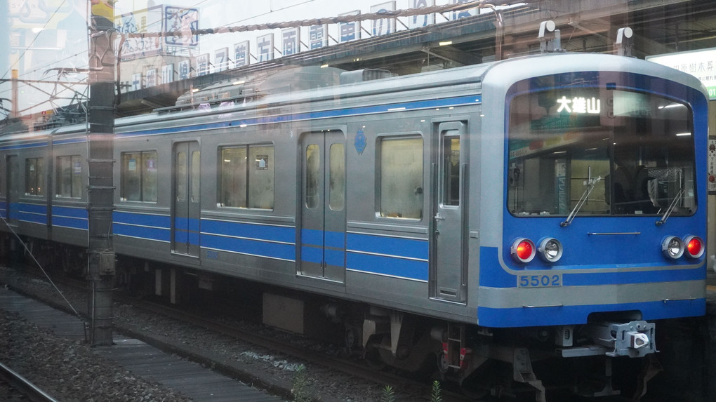 東海道線の列車から見た伊豆箱根鉄道大雄山線の車両