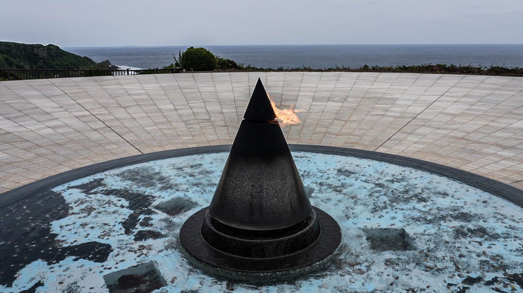 沖縄の海に平和を願う