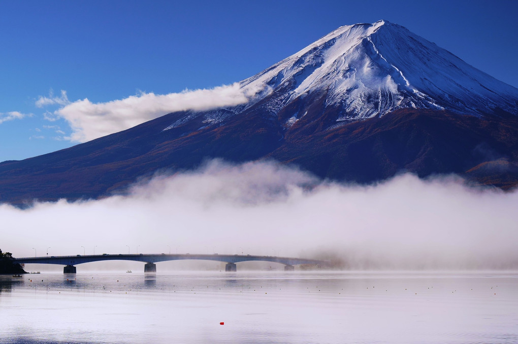 霜月の富士山と霧の河口湖大橋