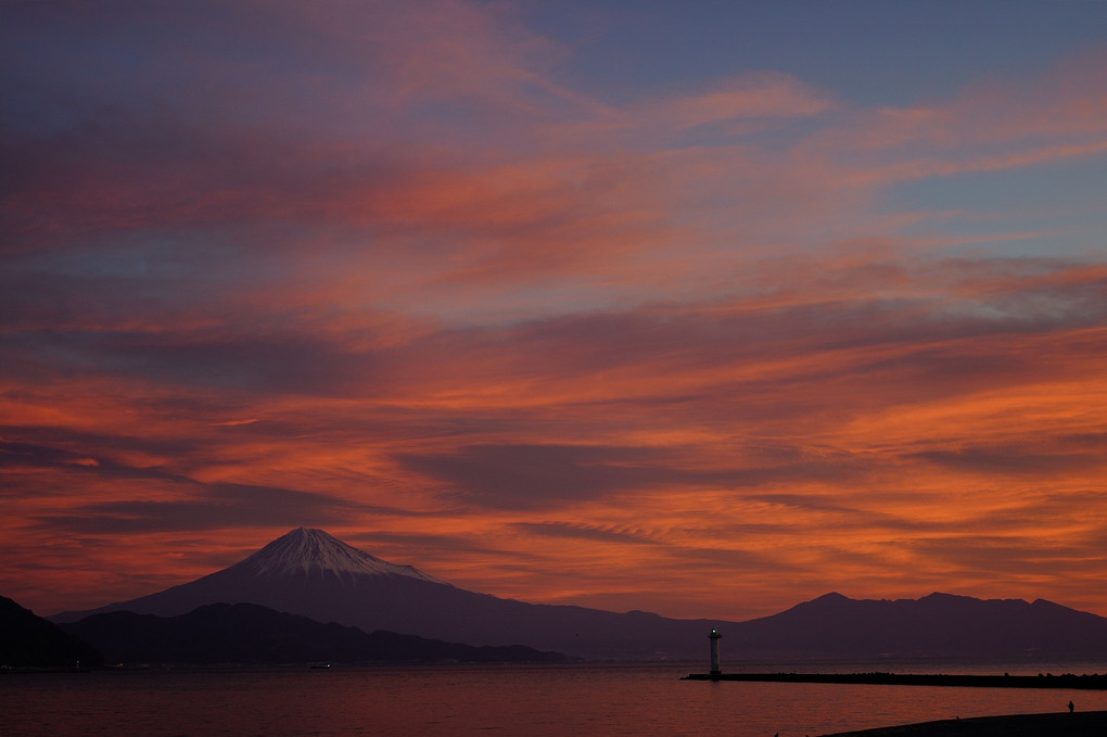 弥生の富士山　朝焼けに染まる空