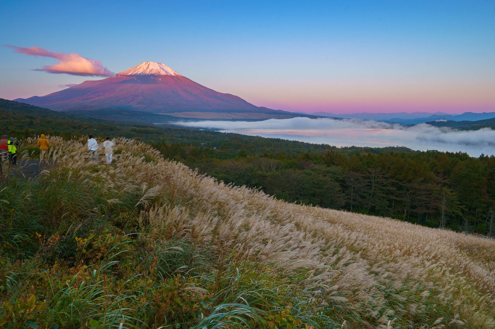 山中湖パノラマ台から　富士山朝焼け
