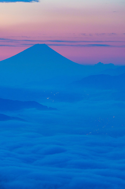 高ボッチから　雲海に浮かぶ富士山