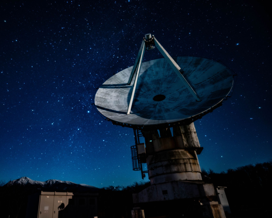電波望遠鏡と星空