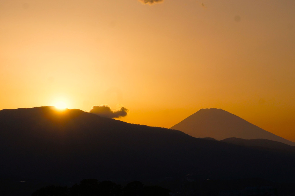 箱根山と夕日と富士山