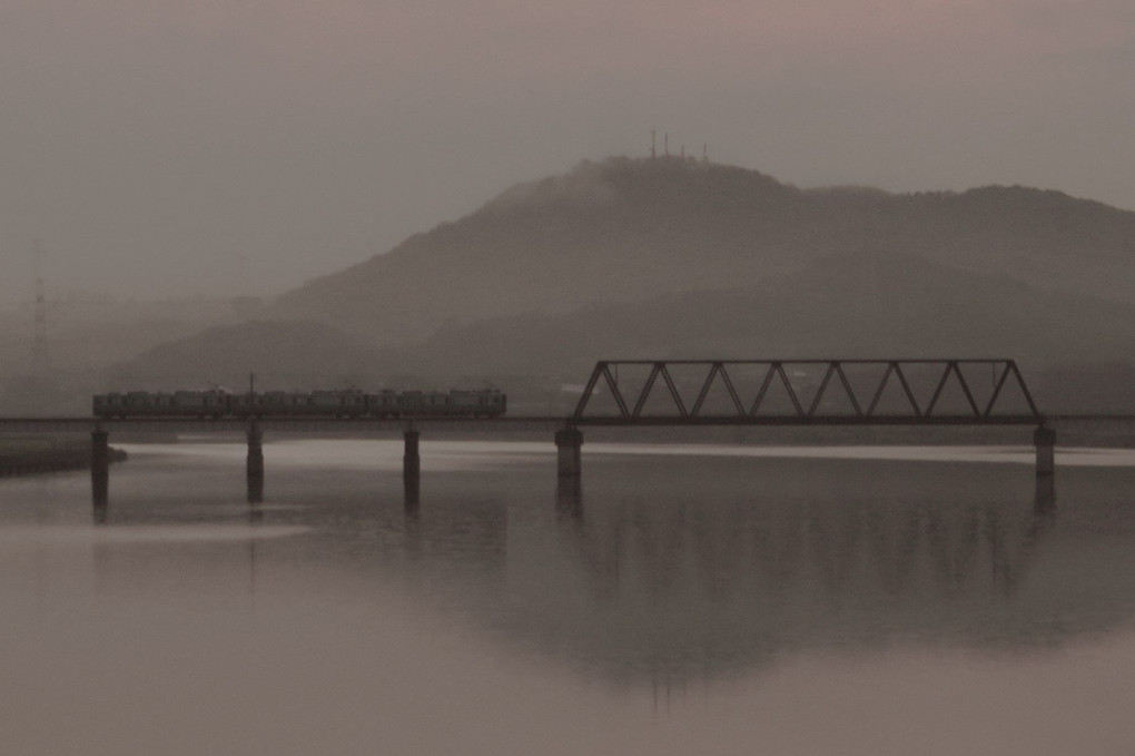 朝靄の中で照らされた大堰と鉄橋