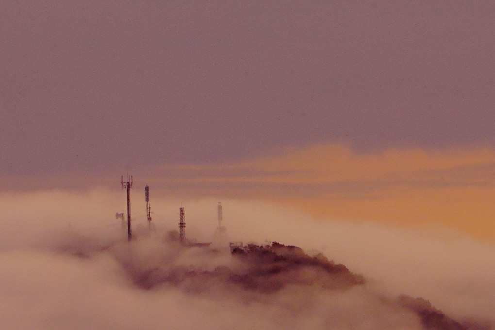 朝靄に浮かぶ天空のアンテナ塔