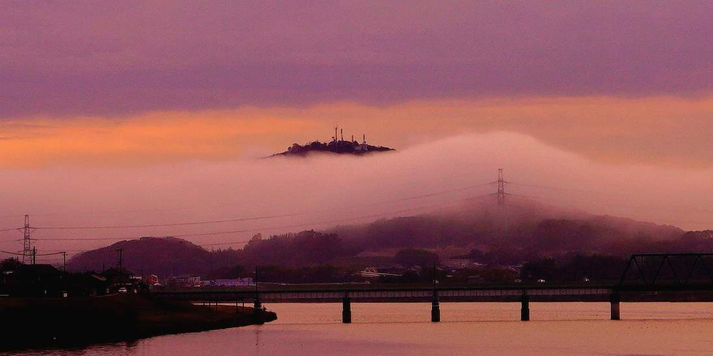 朝靄に浮かぶ天空のアンテナ塔