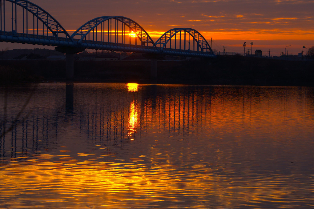 澄んだ冬空に真っ赤に染めて水道橋に昇る朝日