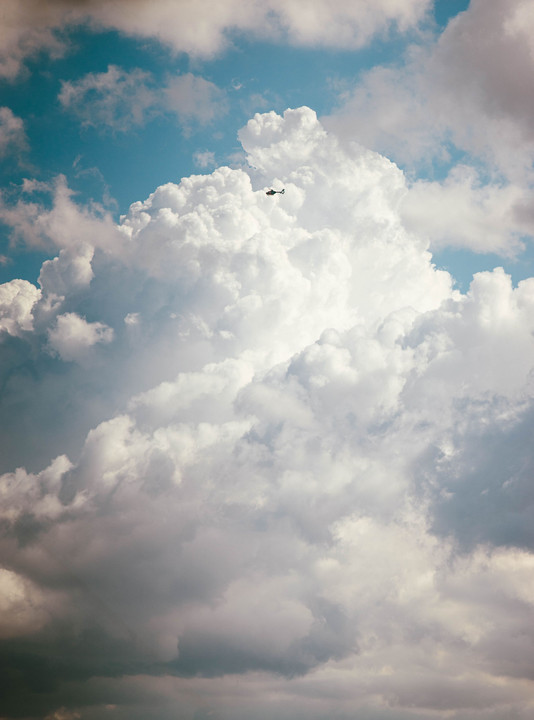 雲とヘリ