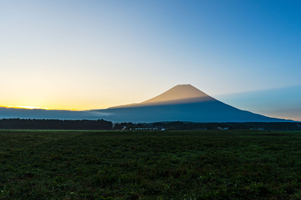 富士が映す地球影