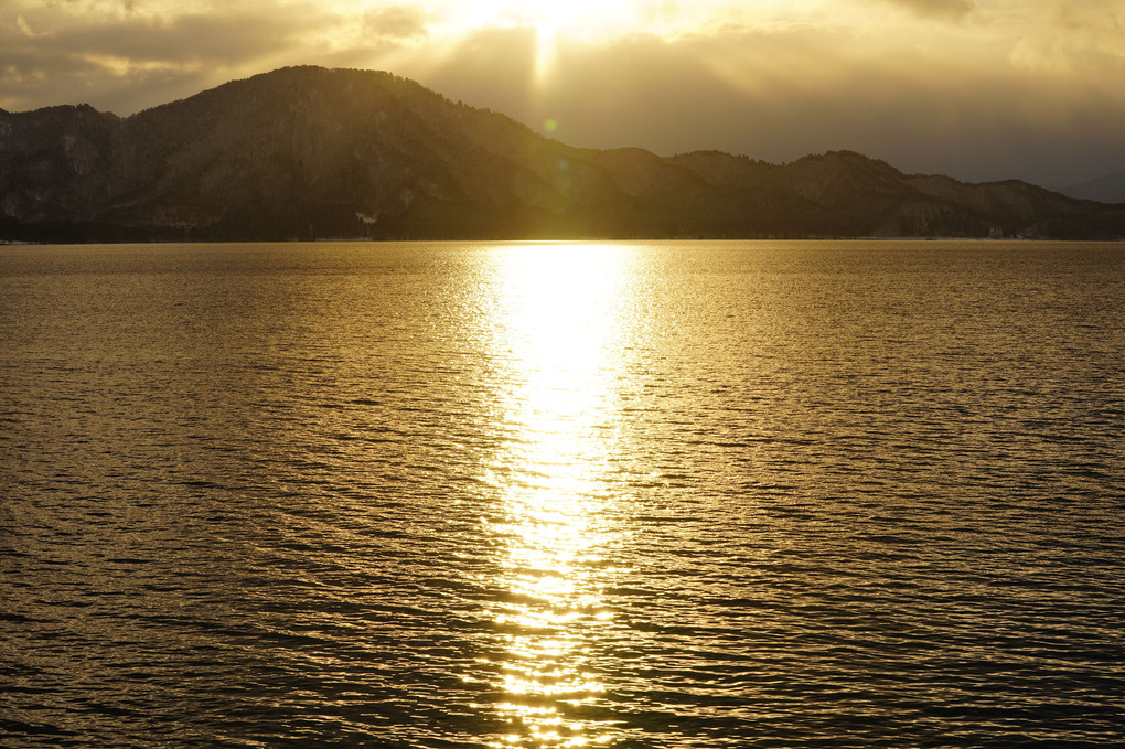 夕日を浴びる田沢湖