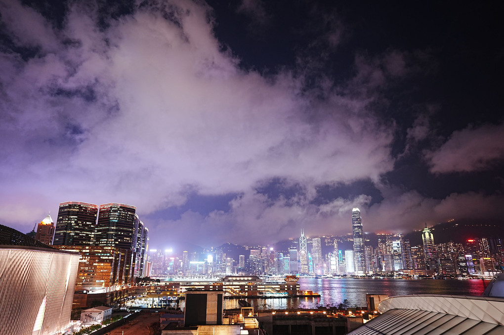 満月下の香港島夜景