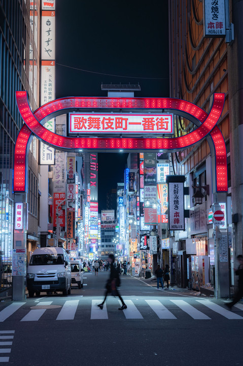 夜の繁華街を行く