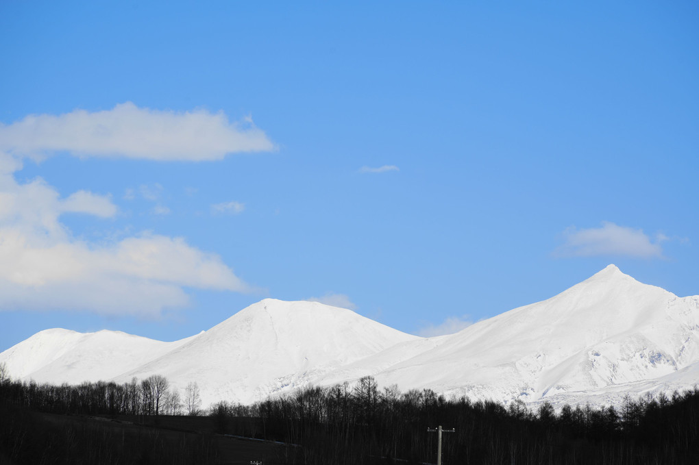 春の青空と雪を被った十勝岳