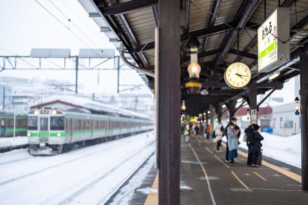 小雪の降る小樽駅