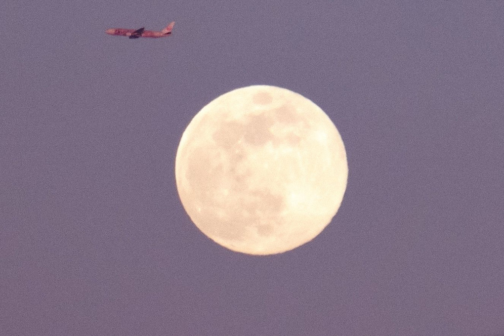 月と飛行機。