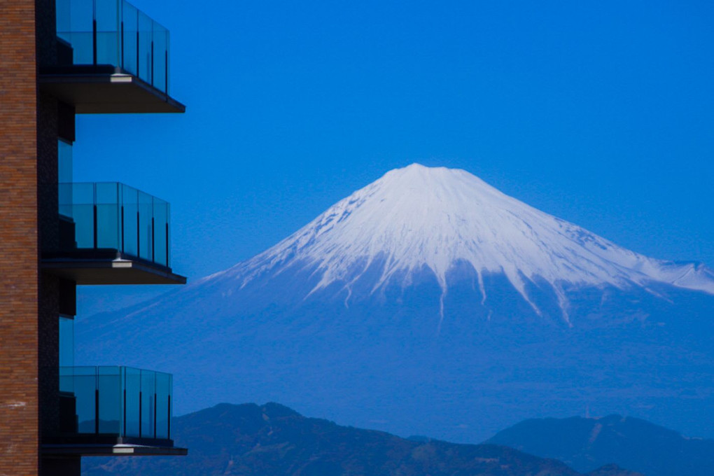 冬の晴れ間に望む富士山