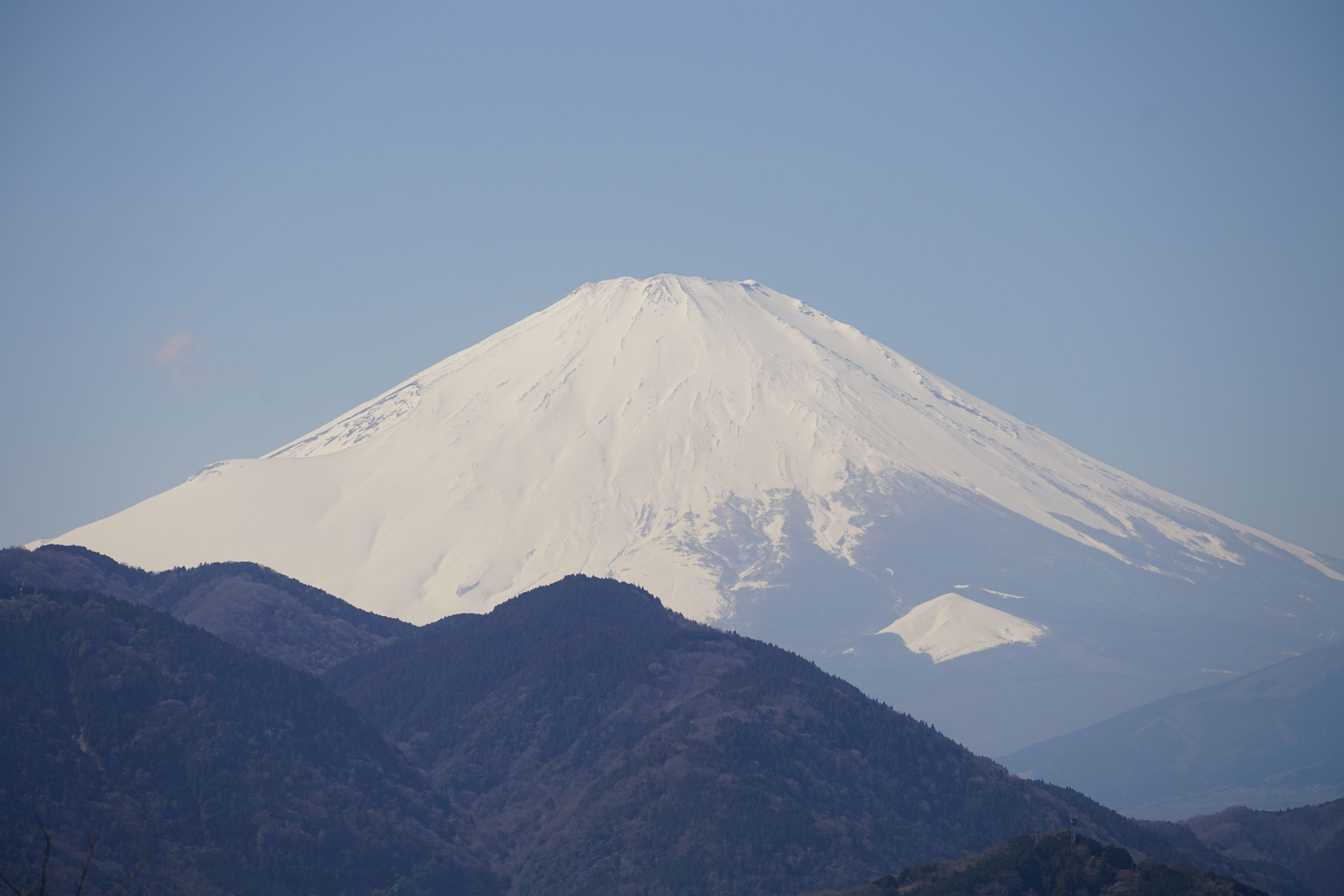 富士 の 高嶺 に 雪 は 降り つつ
