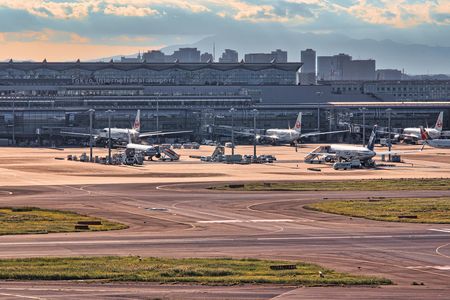 「富士山雲隠れ」羽田空港第一ターミナル