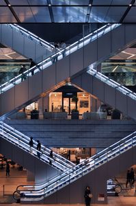 「エスカレーター映え」京橋エドグラン