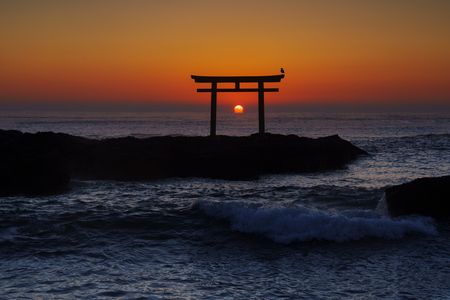 神磯の鳥居から昇るダルマ太陽。。♪