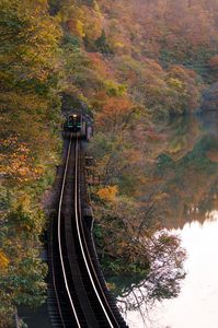 紅葉のダム湖を行く只見線。。♪