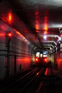 テールライトの赤い放射  ヘッドライトの白い放射　＠小田急線下北沢駅