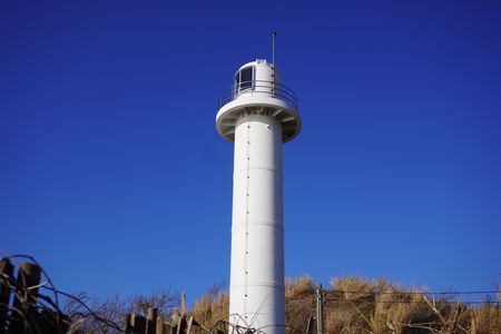 白灯台と真っ青な空（椎谷岬）