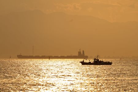 夕日の漁船