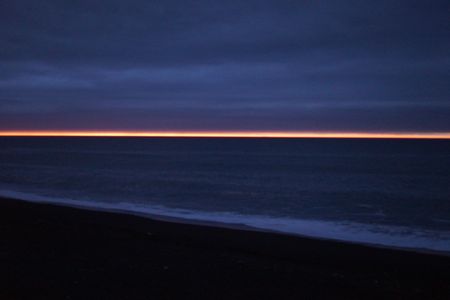 海と雲の間からの夕焼け