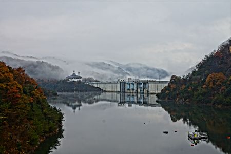 霧の八田原ダム