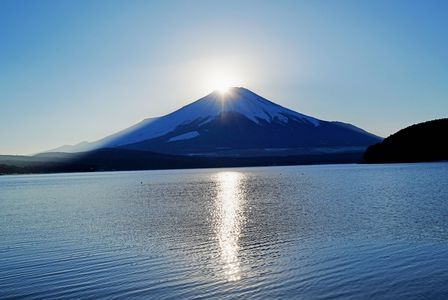 山中湖で見るダイヤモンド富士