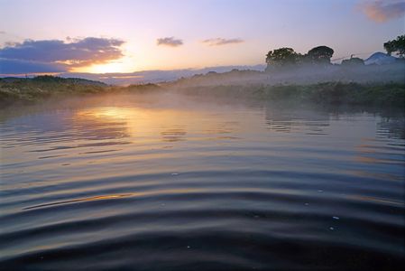 輝く朝霧の風景
