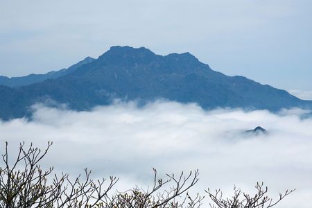 雲海に浮かぶ石鎚山