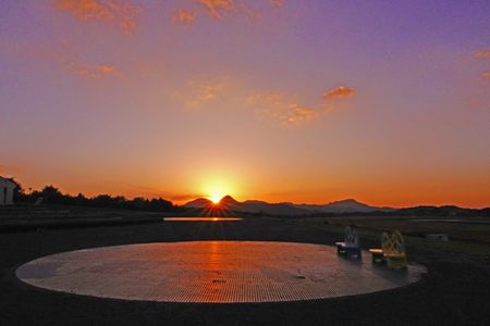 地球と月のステージを照らして
