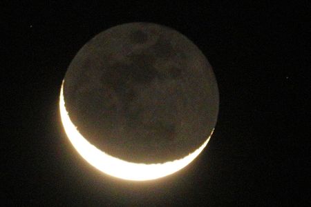 上弦の月に地球照