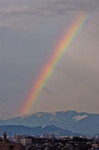 天にのびる虹……