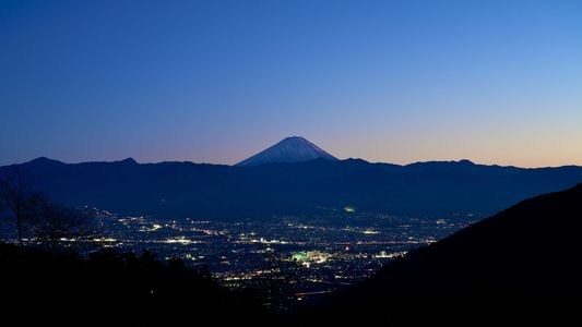 街を覗く富士山