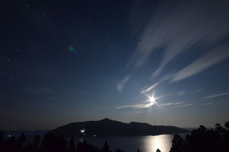 月夜に浮かぶ霊島、金華山