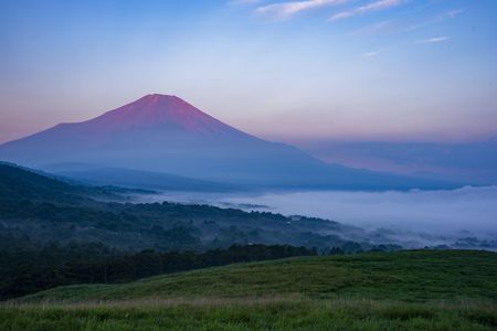 赤富士と霧
