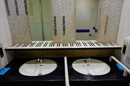 京王初台駅のトイレの手洗いはピアノです♪