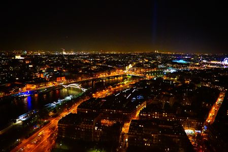 パリ　セーヌ川　エッフェル塔よりの夜景 