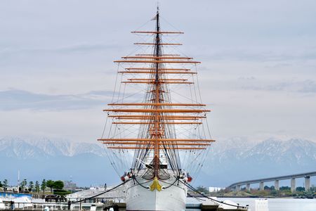冠雪の立山連峰を背負った海王丸