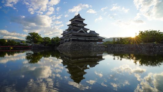 暁の松本城