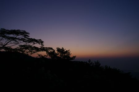 日の出間近の六甲山