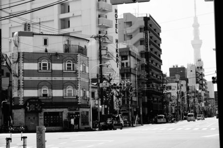 南千住駅周辺には、沢山の歴史がありました。写真は「泪橋(なみだばし)」の交差点です。