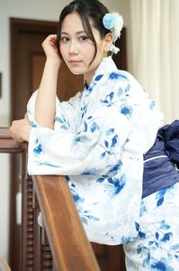 涼を誘う水色をまとって