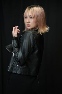 計算された彼女のBlack codeに溶け込んで