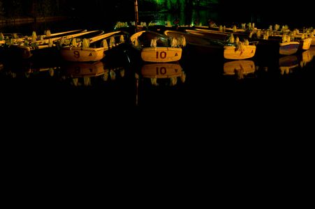 夜の公園のボート